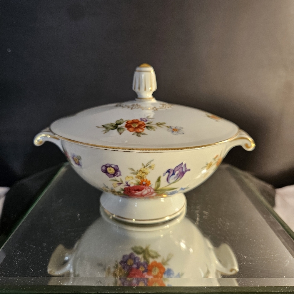 Vintage Porcelain Harmony House Dresdania sugar bowl with lid good condition